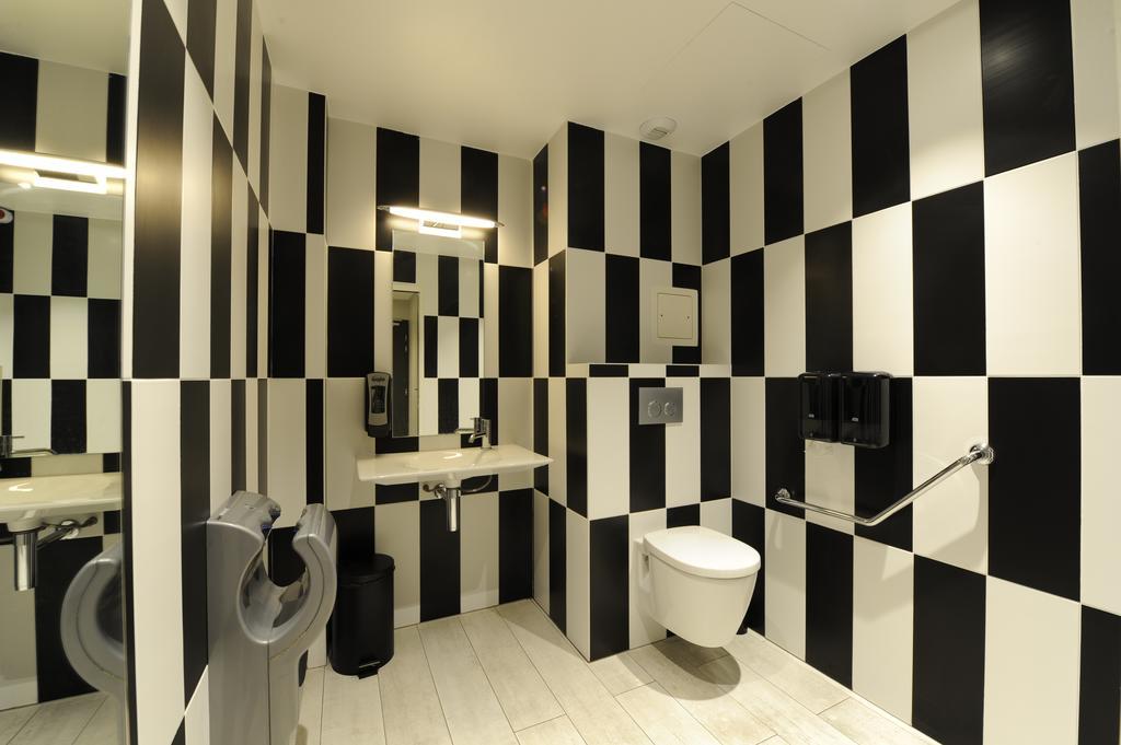 The 3 Ducks Eiffel Tower By Hiphophostels Hostel