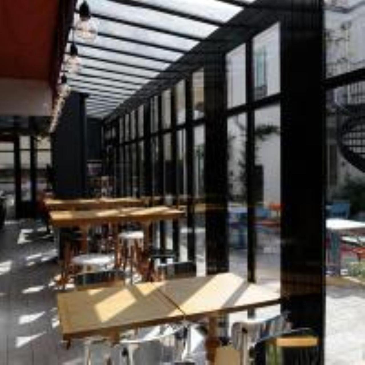 The 3 Ducks Eiffel Tower By Hiphophostels Hostel