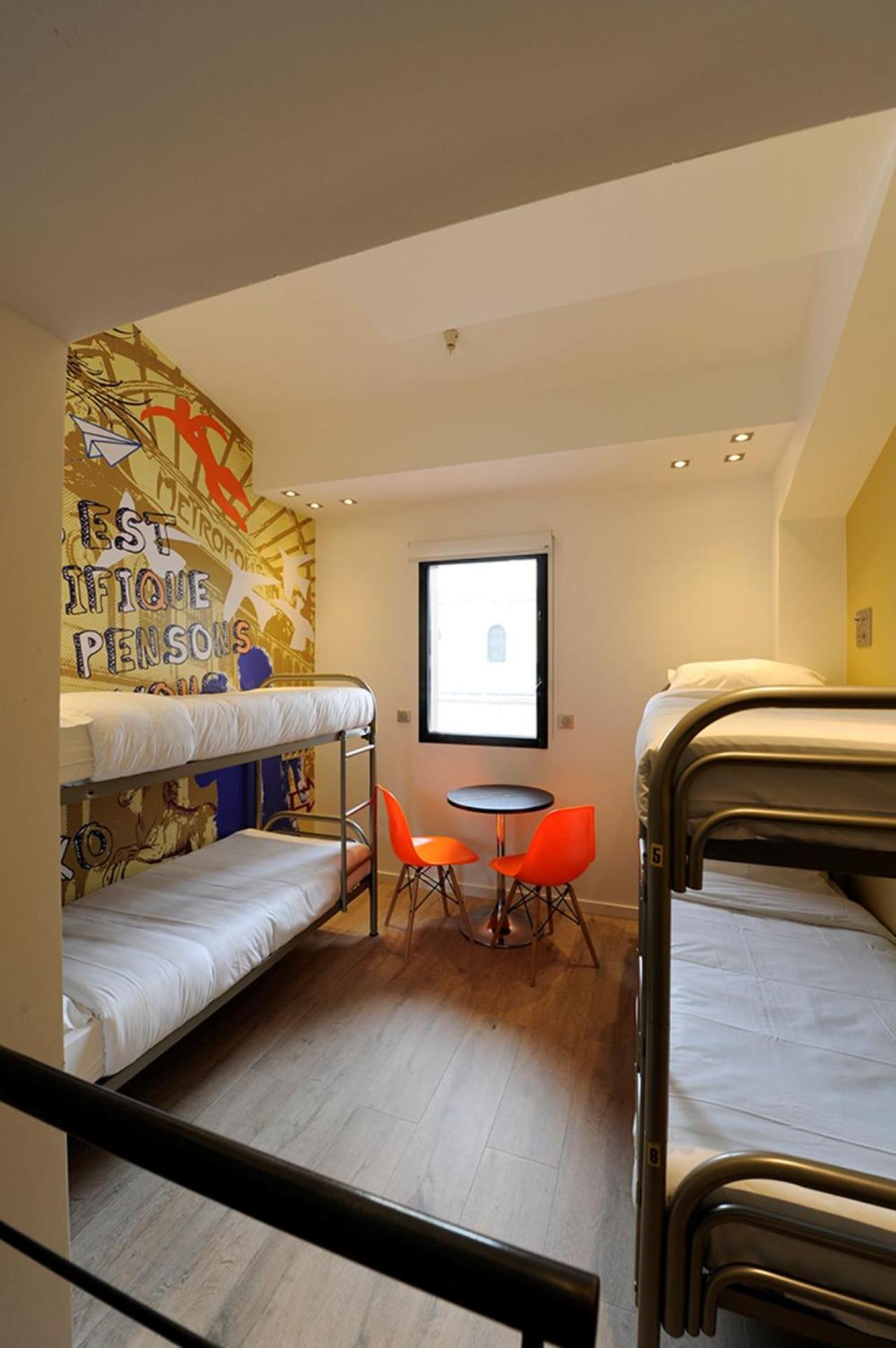 The 3 Ducks Eiffel Tower By Hiphophostels Hostel