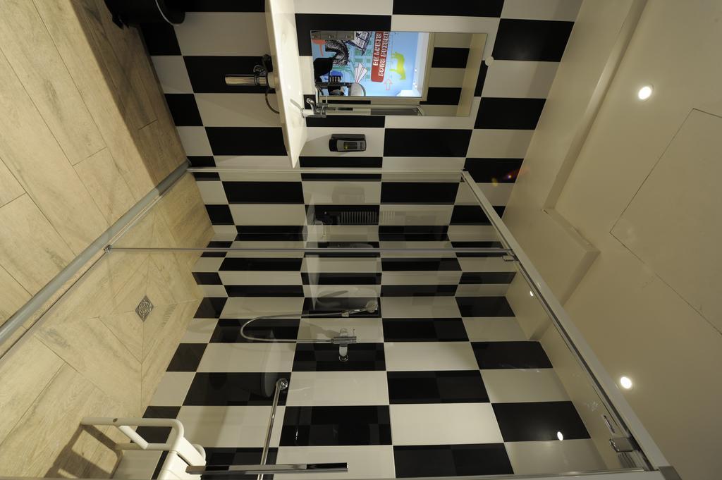 The 3 Ducks Eiffel Tower By Hiphophostels