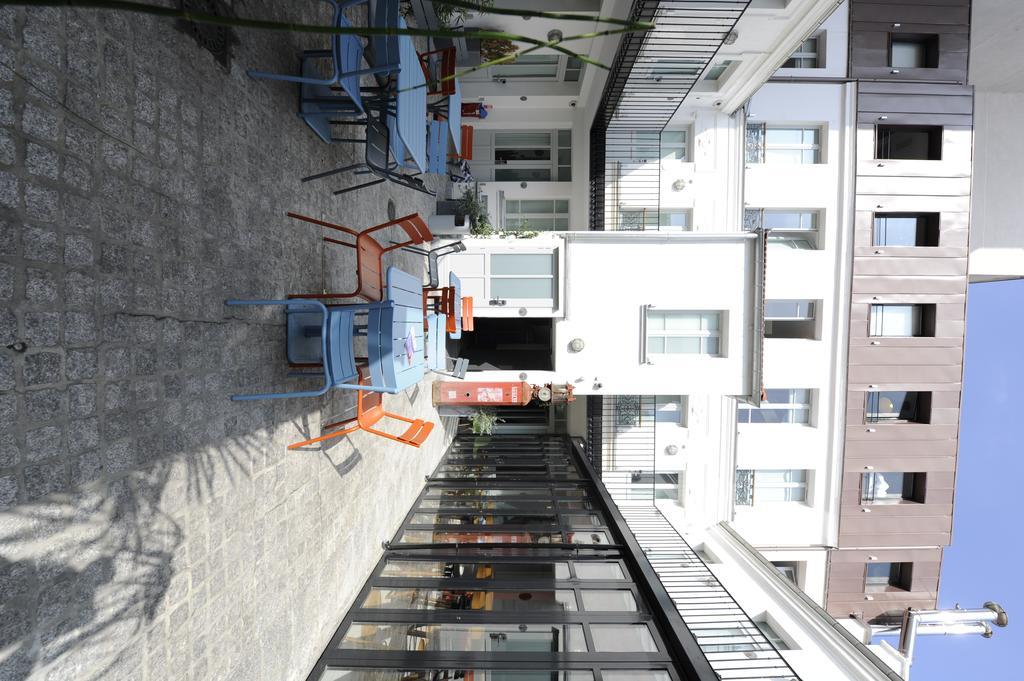 The 3 Ducks Eiffel Tower By Hiphophostels *