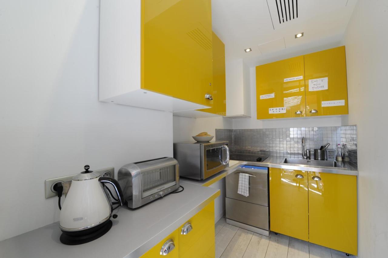 The 3 Ducks Eiffel Tower By Hiphophostels Hostel